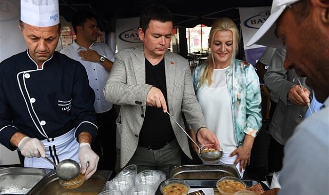 Başkan Aydın Bursalılara aşure dağıttı