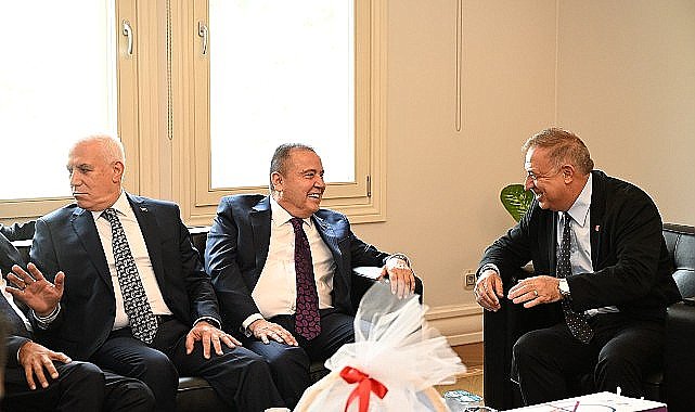 Başkan Böcek CHP'li Büyükşehir Belediye Başkanları toplantısında