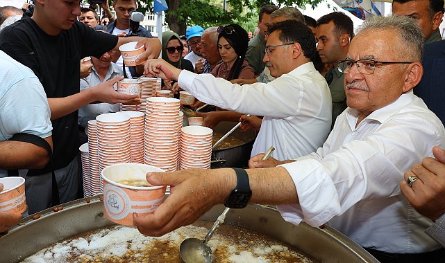 Başkan Büyükkılıç, vatandaşlara aşure dağıttı