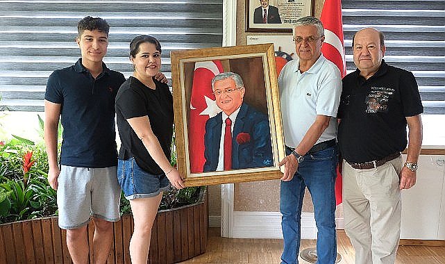 Başkan Topaloğlu'na yağlı boya tablo hediye edildi
