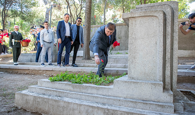 Başkan Tugay, 15 Temmuz şehitlerinin kabrine karanfil bıraktı