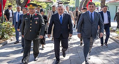 Başkan Tugay'dan şehitlerin kabrine karanfil