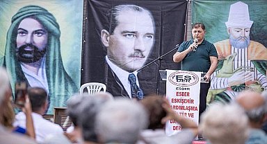 Başkan Tugay Örnekköy'de aşure dağıttı