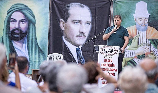 Başkan Tugay Örnekköy'de aşure dağıttı