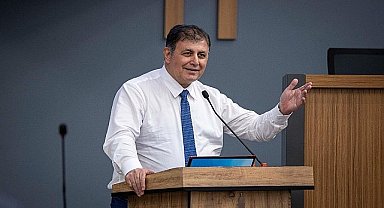 Başkan Tugay, salon ışıklarını kapattırarak konuştu “İklim krizine karşı yeni stratejiler belirlemek zorundayız