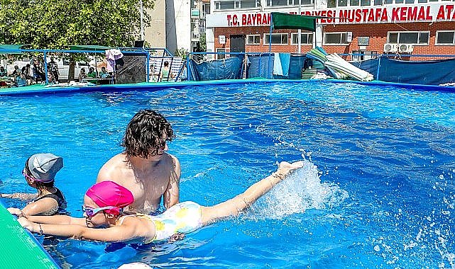 Bayraklı Belediyesinin yüzme kursuna büyük ilgi