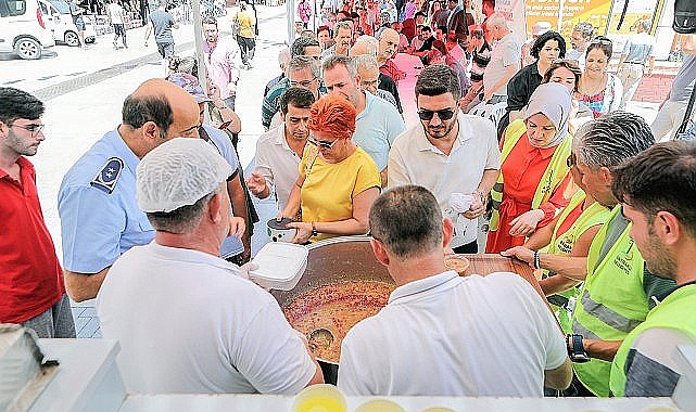 Bayraklı'da aşure bereketi 4 noktada 4 bin kişi ile paylaşıldı