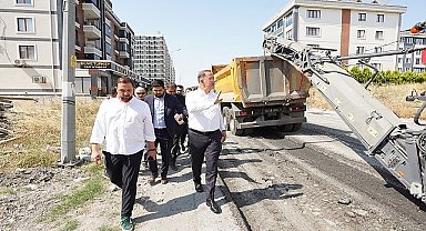 Beylikdüzü'nde ilçenin altyapısını güçlendirmek ve yolların kalitesini artırmak amacıyla başlatılan asfaltlama çalışmaları tüm hızıyla devam ediyor