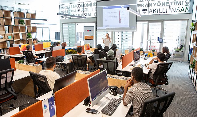 Bursa'da genç girişimcilere 3 boyutlu tasarım eğitimi veriliyor