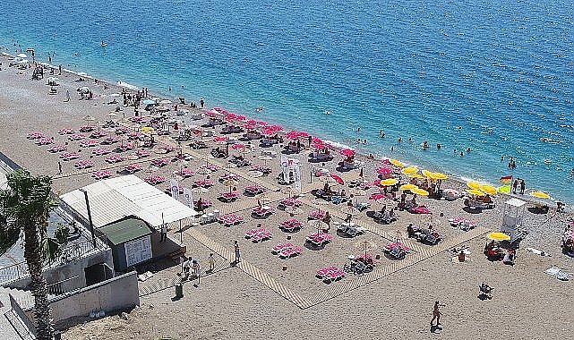 Büyükşehir Belediyesi'nin Konyaaltı Sahili'ndeki ikinci halk plajı hizmette