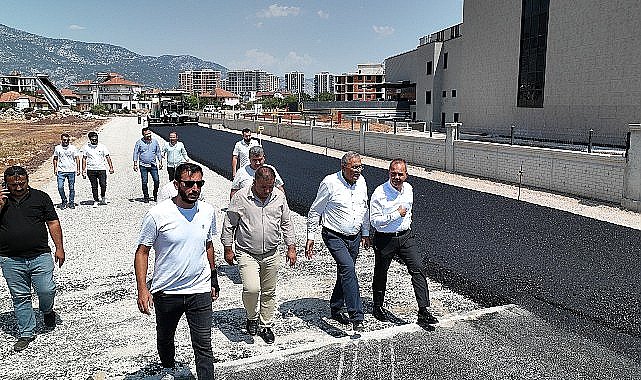 Büyükşehir'den Döşemealtı Devlet Hastanesi yoluna sıcak asfalt
