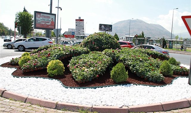 Büyükşehir, kentin dört bir yanına 800 bin adet çiçek ekti