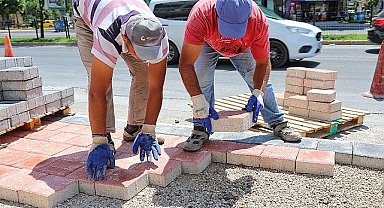 Büyükşehir Mevlana Caddesi'nde kaldırımları yeniliyor