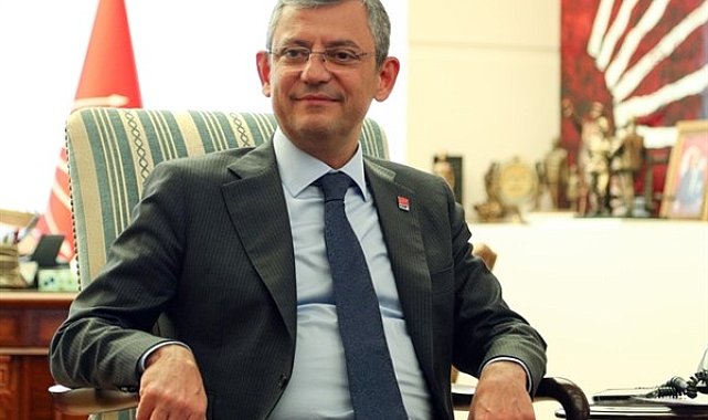 CHP Genel Başkanı Özel, Yıldırım’da partiye katılan üyelere rozetlerini taktı