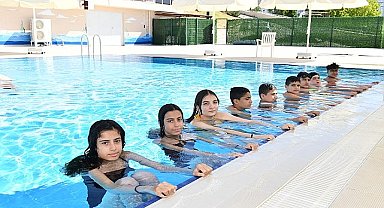 Çiğli Belediyesi'nin Yüzme Kursu Devam Ediyor