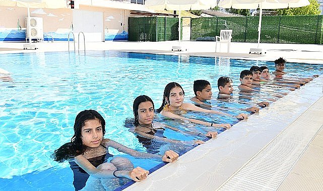 Çiğli Belediyesi'nin Yüzme Kursu Devam Ediyor