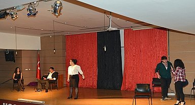 Çiğli'de Doğaçlama Tiyatro Kursu Kayıtları Sürüyor