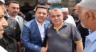 Cuma Namazını restorasyon çalışmaları tamamlanan Aşağı Bekdik Camii'nde kılan Nevşehir Belediye Başkanı Rasim Arı, namaz sonrasında aşure dağıtımına katıldı