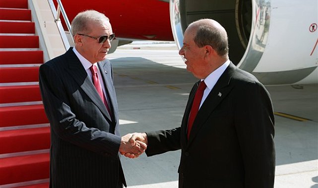 Cumhurbaşkanı Erdoğan'ı havalimanında KKTC Cumhurbaşkanı Tatar karşıladı