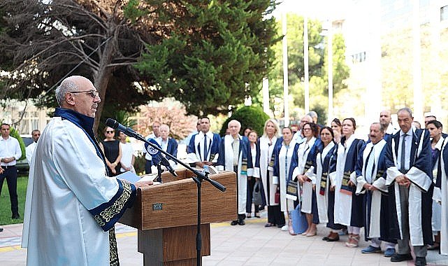 Dokuz Eylül Üniversitesi (DEÜ), 42'nci kuruluş yıl dönümünü, Rektörlük Yerleşkesi'nde düzenlediği tören programıyla kutladı