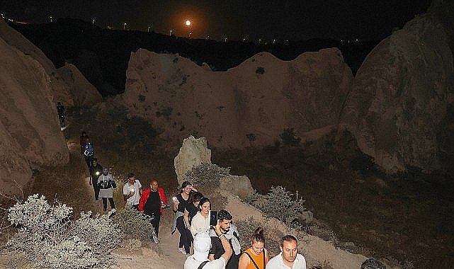 Dolunay yürüyüşü Kızılçukur Vadisi'nde yapıldı