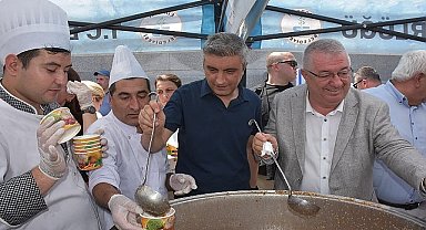 Edremit Belediyesi kentin çeşitli noktalarında aşure hayrı yapıyor