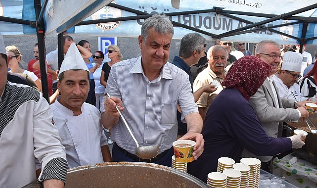 Edremit Belediyesi'nden vatandaşlara aşure ikramı