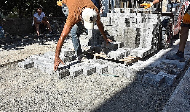 Edremit Belediyesi yol çalışmalarına devam ediyor