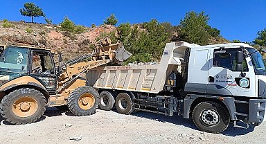 Efes Selçuk Belediyesi ve İzmir Büyükşehir Belediyesi, kent genelinde biriken molozları temizlemek için ortak bir çalışma yürüttü