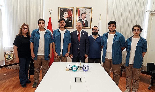 Egeli genç mühendisler dünyanın en büyük roketçilik yarışmasına damga vurdu