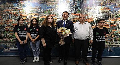 Ekrem İmamoğlu, 2024 LGS sınavında 500 tam puan alarak birinci olan Ecrin Kaptan, Mehmet Arif Yıldız ve Ebrar Nalbant'ı ağırladı