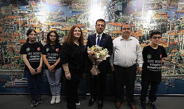 Ekrem İmamoğlu, 2024 LGS sınavında 500 tam puan alarak birinci olan Ecrin Kaptan, Mehmet Arif Yıldız ve Ebrar Nalbant'ı ağırladı