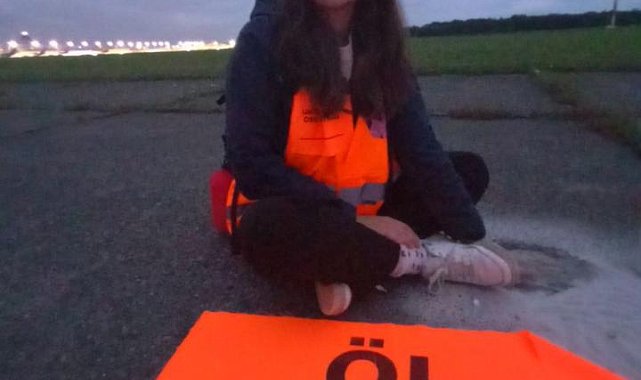 Frankfurt Havalimanı'nda uçuşlar iklim aktivistlerinin gösterisi nedeniyle durduruldu