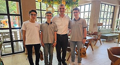 Gölcük Belediye Başkanı Ali Yıldırım Sezer, LGS'de tam puan alarak 1. olan Gölcüklü 3 öğrenci ile bir araya gelerek öğrencileri tebrik etti