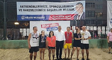Gölcük Belediyesi'nin yaz spor etkinlikleri kapsamında düzenlediği Plaj Voleybolu Turnuvası, çekişmeli mücadelelere sahne olan final müsabakalarının ardından son erdi