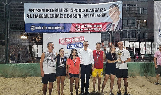 Gölcük Belediyesi'nin yaz spor etkinlikleri kapsamında düzenlediği Plaj Voleybolu Turnuvası, çekişmeli mücadelelere sahne olan final müsabakalarının ardından son erdi
