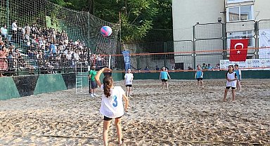 Gölcük Belediyesi yaz spor etkinlikleri kapsamında düzenlenen Play Voleybolu Turnuvası, 19 Temmuz Cuma akşamı başlıyor
