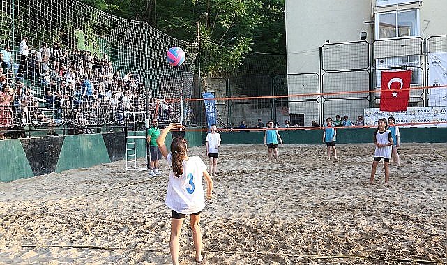 Gölcük Belediyesi yaz spor etkinlikleri kapsamında düzenlenen Play Voleybolu Turnuvası, 19 Temmuz Cuma akşamı başlıyor