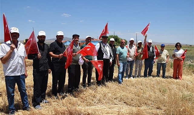 İYİ Parti İl Başkanı haftalık basın toplantısını Çobanlar ilçesinde harman yerinde yaptı