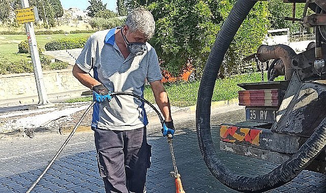 İzmir Büyükşehir Belediyesi ekipleri haşereyle mücadelede Efes Selçuk'ta etkin çalışmalar yürütüyor