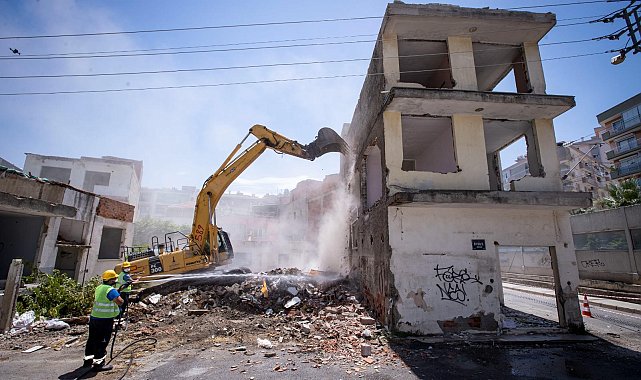 İzmir'de araç ve yaya trafiğini sıkıntıya sokan binaların yıkımına başlandı