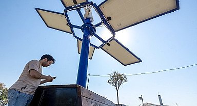 İzmir'de güneş ağaçları ile şarj dönemi başladı