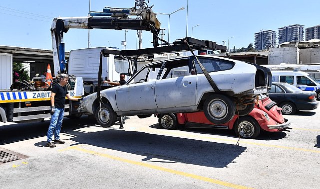 İzmir'de hurda araçlar toplanıyor