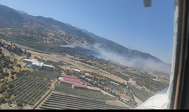 İzmir'in Menemen ilçesindeki yangına müdahale sürüyor