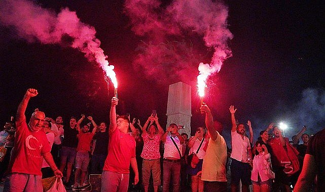 İzmir'in meydanlarında çeyrek final coşkusu