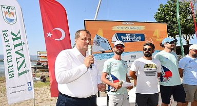 İznik Gölü'nde gerçekleştirilen yelken yarışlarında gençler rüzgara karşı muhteşem mücadeleler verirken kupalar da sahiplerini buldu