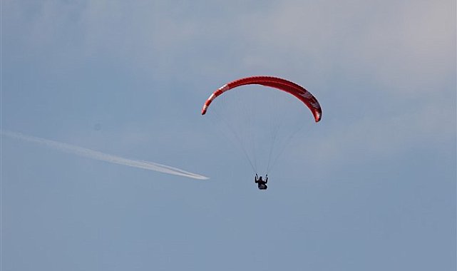 Jandarma Komando Özel Asayiş Komutanlığı’nda görevli paraşütçüler atlayış gerçekleştirdi
