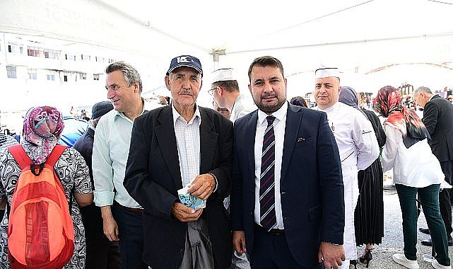 Kahramankazan Belediye Başkanı Selim Çırpanoğlu, paylaşmanın sembolü olan Aşure Günü'nde vatandaşlar ile bir araya geldi