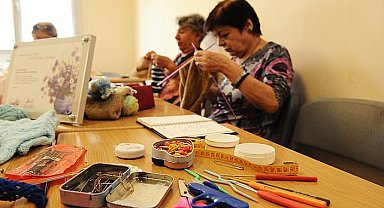 Karşıyaka'nın çınarları lösemili çocuklar için örüyor