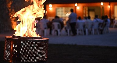 Kartepe Belediyesi'nin yaz etkinlikleri kapsamında düzenlenen 'Bir Gençlik ve Gelişim Kampı' nda kamp ateşi yandı